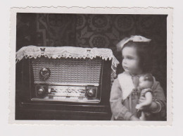 Cute Girl With Doll Pose To Old Tube Radio, Scene, Abstract Surreal Vintage Orig Photo 8.5x6.2cm. (57067) - Personnes Anonymes