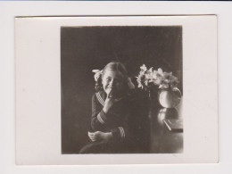 Cute Smiling Girl, Portrait With Vase, Vintage Orig Photo 9x6.5cm. (1374) - Personnes Anonymes