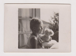 Cute Girl, Portrait With Teddy Bear On The Open Window, Vintage Orig Photo 8.9x6cm. (1375) - Personnes Anonymes