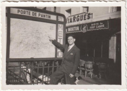 Photo Originale Prise à Paris (75) Porte De Pantin Devant Le Plan Du Métro Et Un Café (maintenant Biclowne Café) - Places