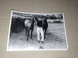 Photo Ancienne, Beau Jeune Homme Tenant Deux Chevaux Noirs, Gay Int, Années 1950 - Personnes Anonymes