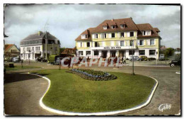 CPM Franceville Plage Place De La Plage Et Hotel Des Pins - Andere & Zonder Classificatie