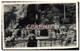 CPA Lourdes Groupe De Pelerins Devant La Grotte Miraculeuse - Lourdes