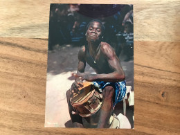 L'AFRIQUE EN COULEURS Joueur De Tam Tam - Muziek En Musicus