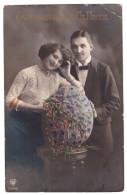 RUSSIA 1915 HAPPY EASTER ! YOUNG COUPLE BIG EGG KISLOVODSK- PORT PALDISKI PHOTO POSTCARD USED - Pasqua