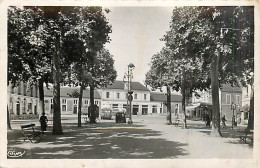 03* MONTLUCON Place De La Gare    CPSM(petit Format)        MA94,0341 - Montlucon