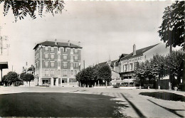 78* CONFLANS STE HONORINE  Place De La Gare  CPSM (petit Format)        MA96,1098 - Conflans Saint Honorine
