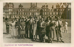 77* FONTAINEBLEAU  Carte Photo  Touristes (1951)    MA96,0905 - Fontainebleau