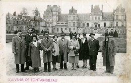 77* FONTAINEBLEAU  Carte Photo  Touristes  (1952)    MA96,0900 - Fontainebleau