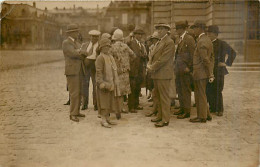 78* VERSAILLES  Carte Photo  Touristes   MA96,0885 - Versailles (Kasteel)