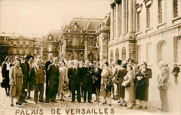 78* VERSAILLES  Carte Photo  Touristes  (1950)  MA96,0882 - Versailles (Schloß)