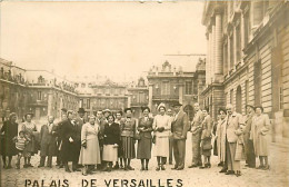 78* VERSAILLES  Carte Photo  Touristes  (1950)  MA96,0883 - Versailles (Château)
