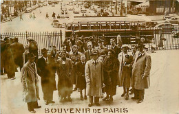 75* PARIS  Carte Photo  Touristes    MA96,0887 - Altri & Non Classificati