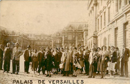 78* VERSAILLES  Carte Photo  Touristes (1951) MA96,0878 - Versailles (Schloß)