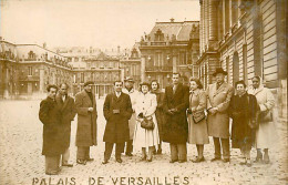 78* VERSAILLES  Carte Photo  Touristes (1951) MA96,0877 - Versailles (Schloß)