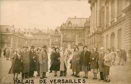 78* VERSAILLES  Carte Photo  Touristes (1950) MA96,0873 - Versailles (Kasteel)