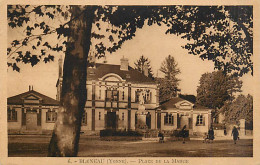 89* BLENEAU  Place De La Mairie         MA97,1361 - Bleneau