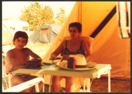 School Boy And Bikini Woman In Camp On Beach Old Photo 9x12 Cm #41160 - Anonyme Personen