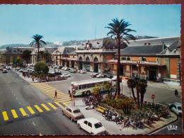 06 - NICE - La Gare Et L'Avenue Thiers. (Autocar, Voitures: Peugeot 403, Simca 1100) CPSM - Transport (rail) - Station