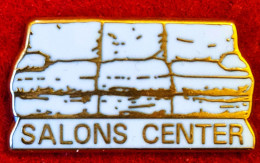 SUPER PIN'S "SALON CENTER" Version Canapé BLANC En ZAMAC Base Or, Signé Arthus BERTRAND, Format 3X1,6cm - Arthus Bertrand