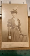 Réal Photo CDV Vers 1880 Jeune Femme élégante Belle Robe Et Chapeau - Anciennes (Av. 1900)