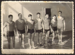 Group Men Guys  Sport Team    Old Photo 8x11 Cm #41167 - Anonyme Personen