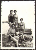 Group Four Bikini Woman Girl And Guy Boy On Beach   Old Photo 6x9 Cm #41169 - Anonyme Personen