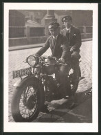 Fotografie Motorrad Ardie, Burschen Auf Krad Sitzend, Kennzeichen: IZ-12923  - Automobiles