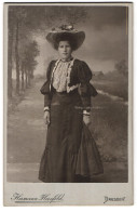 Fotografie Hermann Herzfeld, Dresden, Portrait Junge Dame In Hübscher Kleidung Mit Hut  - Anonyme Personen
