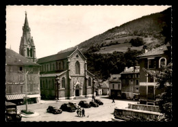 38 - ALLEVARD-LES-BAINS - PLACE DE LA RESISTANCE ET L'EGLISE - TRACTION CALNDRE TONNELINE ? - CAMION BERLIET ? - Allevard