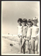 Four Smiling Girls On Beach   Old Photo 6x9 Cm #41172 - Anonyme Personen