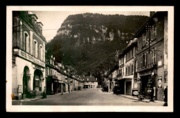 38 - ST-LAURENT-DU-PONT - AVENUE DE LA GRANDE CHARTREUSE - HOTEL TERMINUS - BAZAR E. MODELON - POMPES A ESSENCE ESSO - Saint-Laurent-du-Pont