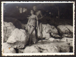 Bikini Leggy Woman Girl And Trunks Man On Beach   Old Photo 7x10cm #41176 - Anonyme Personen