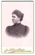 Fotografie Jos. Ohlenschläger, Donaueschingen, Karlsstr. 392, Portrait Anna Steittmatter Im Kleid Mit Dutt  - Personnes Anonymes