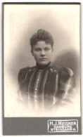 Fotografie H. J. Meisner, Hamburg, Steindamm 8, Portrait Junge Frau Im Gestreiften Kleid Mit Locken  - Anonymous Persons