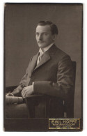 Fotografie Emil Hoppe, Hartmannsdorf, Portrait Herr Im Anzug Mit Krawatte Und Moustache  - Personnes Anonymes
