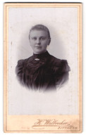 Fotografie H. Walbrecker, Zittau I. S., Breite Str. 9, Portrait Mädchen Im Schwarzen Kleid Mit Brosche  - Anonymous Persons