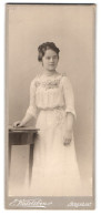 Fotografie E. Walsleben, Breslau, Portrait Hübsche Junge Frau Im Weissen Kleid Mit Blumenschmuck  - Personnes Anonymes