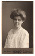 Fotografie Jos. Raab, Braunschweig, Bohlweg 40, Portrait Frau In Weisser Bluse Mit Toupierten Haaren  - Anonymous Persons