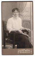 Fotografie Georg Beckel, Bernburg, Karlsplatz 30, Portrait Frau In Weisser Bluse Mit Rüschekragen Und Armkettchen  - Anonymous Persons