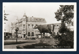 Leeuwarden. Zuidplein. Monument Fries Rundvee Stamboek (1954- Gerhardus Jan Adema). Hôtel De Klanderij. 1957 - Leeuwarden