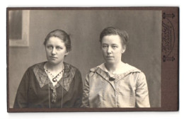 Fotografie H.Nedell, Apenrade, Grossestr. 9, Portrait Zwei Damen In Kleidern Mit Broschen  - Anonyme Personen