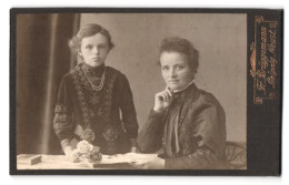 Fotografie F. Brüggemann, Leipzig, Neustr., Portrait Mutter Und Tochter Im Kleid Mit Locken  - Anonyme Personen