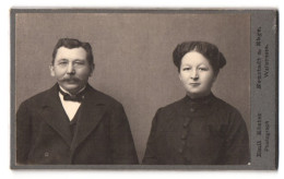 Fotografie Emil Köster, Neustadt A. Rbge., Wallstr., Portrait Herr Und Frau Im Anzug Mit Fliege Und Schwarzes Kleid  - Anonyme Personen