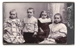 Fotografie E. Agerbundsen, Ystad, Portrait Vier Kinder In Kleidern Mit Zöpfen Und Junge Im Matrosenanzug  - Anonyme Personen
