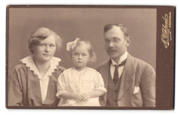 Fotografie A. Wiklund, Stockholm, Gust. Ad. Torg 16, Portrait Mutter Und Vater Mit Kleiner Tochter Im Kleid  - Anonyme Personen