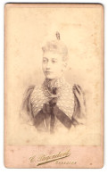 Fotografie C. Pagendorf, Hannover, Georgstr. 17, Portrait Junge Frau Mary Im Spitzenkleid Mit Perlenkette  - Anonyme Personen