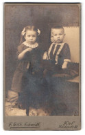 Fotografie F. Wilh. Schmidt, Kiel, Holstenstr. 22, Portrait Bezauberndes Kinderpaar In Niedlicher Kleidung  - Anonieme Personen
