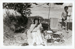 Photo Ancienne / Camping / Homme Torse Nu Dans Un Camp Devant La Tente Mangeant Du Raisin, Gay Int - Cars