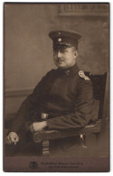 Fotografie Erich Scheithauer, Zwickau I. S., Innere Plauensche Str. 20, Soldat In Uniform Mit Gürtel Und Schirmmütze  - Anonieme Personen